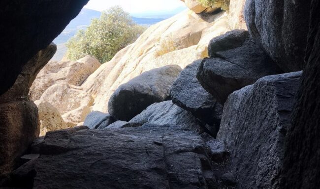Vista desde el interior de la Cueva del Ave Maria - La Pedriza