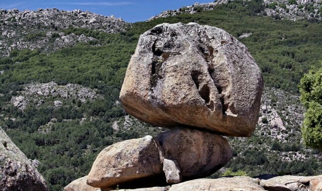 El risco Awesome desde el Este en perfecto equilibrio - La Pedriza