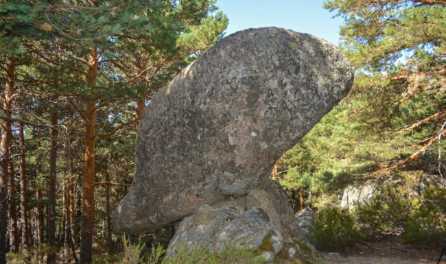 Vista de roca en equilibrio - La Pedriza