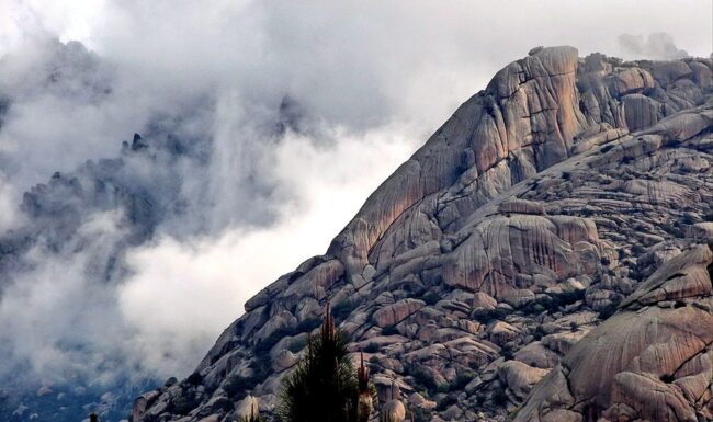 Vista del perfil de Peña Sirio jugando con las nubes - La Pedriza