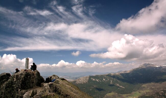 Vista de la cima del Yelmo con La Maliciosa al fondo - La Pedriza