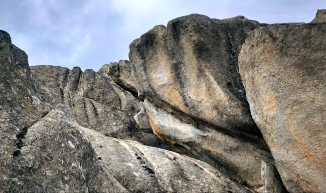 Vista del tramo con cadenas para coronar el risco de Peñas Cagás - La Pedriza